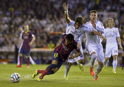 Scintille tra Neymar e Coentrao. Il brasiliano cerca il fallo in area e reclama il rigore. Afp